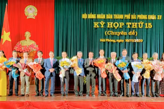 Tặng hoa các đại biểu trúng cử và đại biểu được miễn nhiệm.