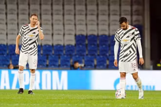 Vẻ thất vọng của các cầu thủ Man United sau trận thua Istanbul Basaksehir.