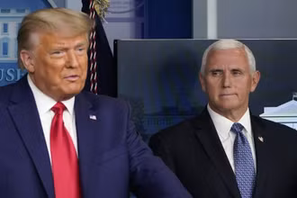 Tổng thống Trump và Phó Tổng thống Mike Pence tại phòng họp báo của Nhà Trắng, ngày 24-11. (Ảnh: AP)