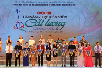 Đại diện Ban Tổ chức trao cờ lưu niệm cho những thí sinh dự thi. (Ảnh: Cục NTBD)