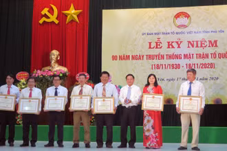 Bảy tập thể và 10 cá nhân được Chủ tịch UBND tỉnh Phú Yên tặng Bằng khen vì có thành tích xuất sắc trong các phong trào thi đua.
