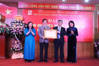 Phó Chủ tịch nước Đặng Thị Ngọc Thịnh trao Bằng khen của Thủ tướng Chính phủ tặng NXB Chính trị quốc gia Sự thật.