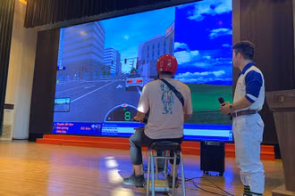 Hướng dẫn tham gia trải nghiệm thực tế thông qua mô hình máy tập lái RT.