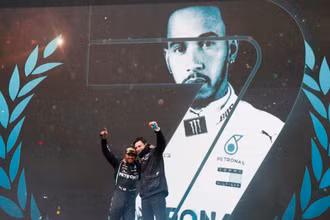 Hamilton ăn mừng chức vô địch F1 thứ bảy cùng Giám đốc điều hành đội đua Mercedes - Toto Wolff. (Ảnh: F1)