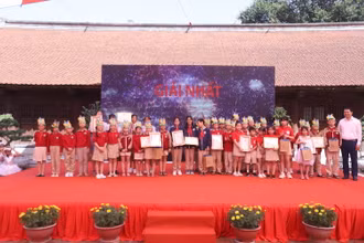 Ban Tổ chức trao giải cho các em có nhiều sáng kiến, sáng tạo trong sáng tác về thầy giáo Chu Văn An.