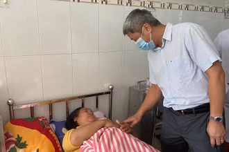 Thứ trưởng Nguyễn Trường Sơn thăm hỏi người dân bị tai nạn trong đợt lũ lụt vừa qua.