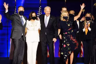 Ông Joe Biden (thứ hai, bên phải) và vợ Jill Biden (ngoài cùng, bên phải), cùng bà Kamala Harris (thứ hai, bên trái) và chồng Doug Emhoff (ngoài cùng, bên trái). (Ảnh: USD Today)