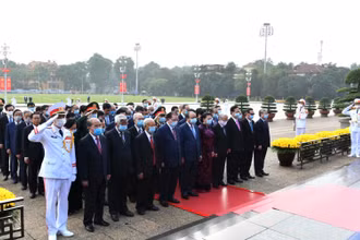 Các đồng chí lãnh đạo, nguyên lãnh đạo Đảng, Nhà nước tưởng nhớ Chủ tịch Hồ Chí Minh. 