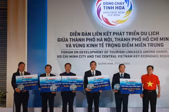Đại diện Ban Biên tập Báo Người lao động trao tặng cờ Tổ quốc cho ngư dân năm tỉnh.