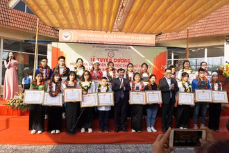 Các học sinh, sinh viên dân tộc thiểu số nhận Bằng khen. 