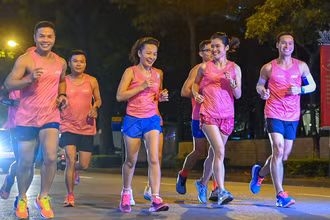 Các runner chạy qua các con phố của thủ đô. (Ảnh: GIANG HUY)
