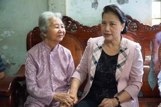 Chủ tịch Quốc hội Nguyễn Thị Kim Ngân thăm Bà mẹ Việt Nam Anh hùng Trương Thị Vân.