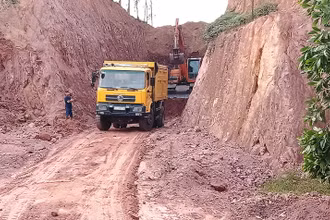 Đồi, núi ở xã Tân Hòa, huyện Phú Bình bị khai thác trái phép làm vật liệu san lấp,