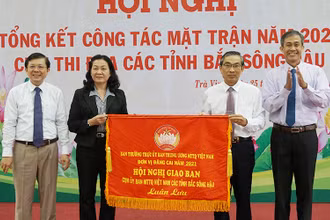 Tỉnh Trà Vinh trao cờ luân lưu cho tỉnh Long An làm Cụm trưởng năm 2021.