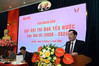 Đồng chí Thuận Hữu, Tổng Biên tập Báo Nhân Dân phát biểu ý kiến tại đại hội.
