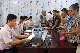 Phòng Giao dịch Ngân hàng Chính sách xã hội huyện Hòa An, Cao Bằng, giải ngân vốn vay giải quyết việc làm cho khách hàng (Ảnh: Baocaobang.vn)