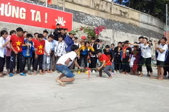 Học sinh các trường thi đẩy gậy trong Ngày hội Văn hóa dân gian dân tộc Thái, dân tộc H’Mông.