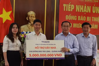 THACO hỗ trợ tiền xây 30 căn nhà cho người dân xã Trà Leng.
