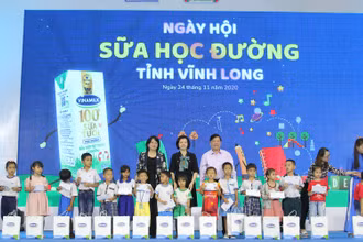 Phó Chủ tịch nước Đặng Thị Ngọc Thịnh trao quà cho các em học sinh tại Ngày hội Sữa học đường tỉnh Vĩnh Long.