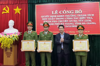 Bí thư Tỉnh ủy Hà Giang Đặng Quốc Khánh tặng Bằng khen cho các tập thể, cá nhân có thành tích phá chuyên án 121M.