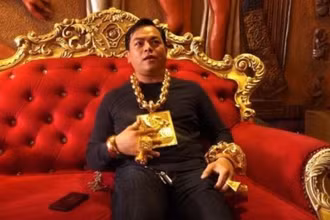 Một thời gian dài, Phúc XO là hiện tượng trên mạng khi đeo rất nhiều vàng. (Ảnh: Phúc XO lúc chưa bị bắt)