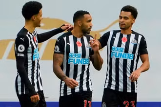 C. Wilson (giữa) lập cú đúp trong chiến thắng 2-1 của Newcastle.