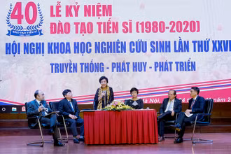 Các đại biểu, khách mời tọa đàm về 40 đào tạo tiến sĩ.