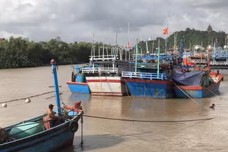 Các tàu thuyền về nơi neo đậu, tránh trú bão. 