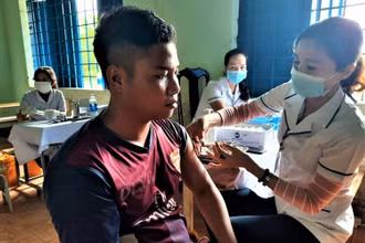 Cán bộ y tế tỉnh Đắk Lắk tổ chức tiêm vaccine phòng dịch bạch hầu cho người dân ở vùng sâu huyện Krông Bông.