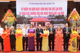 Lãnh đạo UBND tỉnh Quảng Trị, đại diện gia đình nhà thơ Chế Lan Viên cắt băng khánh thành Nhà lưu niệm nhà thơ Chế Lan Viên.  