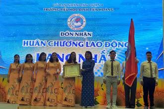 Phó Chủ tịch nước Đặng Thị Ngọc Thịnh trao Huân chương Lao động hạng nhất cho Trường tiểu học Đinh Tiên Hoàng.