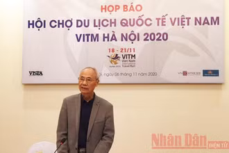 Phó Chủ tịch Thường trực Hiệp hội Du lịch Việt Nam Vũ Thế Bình phát biểu tại họp báo. 