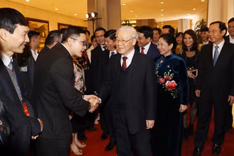 Tổng Bí thư, Chủ tịch nước Nguyễn Phú Trọng với các kiều bào dự Chương trình Xuân quê hương. Ảnh: TRÍ DŨNG (TTXVN)