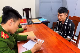 Công an lấy lời khai của đối tượng liên quan.