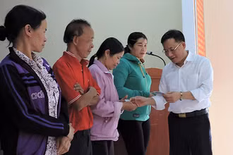 Tặng thẻ bảo hiểm y tế cho người dân Kon Tum bị ảnh hưởng của bão, lũ