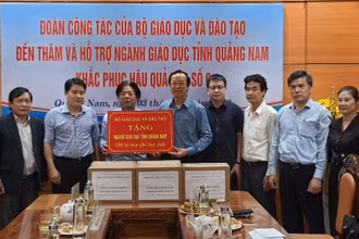 Trao tặng trang thiết bị, sách vở tới bốn tỉnh miền trung