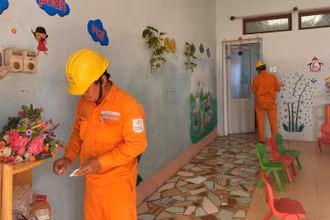 Công nhân Điện lực Quảng Bình sửa chữa hệ thống điện tại Trường mầm non Duy Ninh…