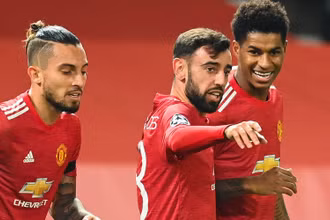 B. Fernandes (giữa) lập cú đúp trong trận thắng 4-1 của Man United.