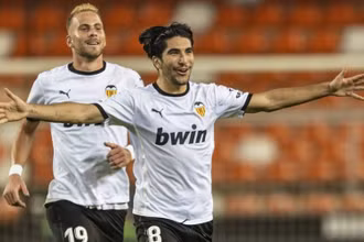 Carlos Soler trở thành người hùng của Valencia với cú “hat-trick” penalty vào lưới Real. (Ảnh: Valencia CF)
