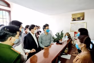 Phó Thủ tướng Vũ Đức Đam cùng Đoàn công tác kiểm tra công tác phòng, chống dịch Covid-19 tại cơ sở nhà nghỉ Xuân Hồng.