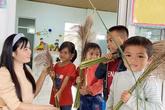 Những bông lau rừng làm hoa tặng cô giáo nhân ngày Nhà giáo Việt nam 20-11