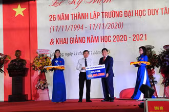Nhiều doanh nghiệp hỗ trợ học bổng cho sinh viên ĐH Duy Tân sáng 11-11.