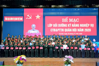 Ban tổ chức trao chứng nhận hoàn thành lớp bồi dưỡng tặng các học viên.