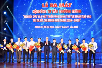 Đồng chí Nguyễn Thiện Nhân và các thành viên Hội đồng tư vấn ứng dụng AI tại TP Hồ Chí Minh.