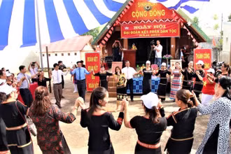 Lãnh đạo thành phố Buôn Ma Thuột, tỉnh Đắk Lắk về dự và chung vui Ngày hội Đại đoàn kết toàn dân tộc cùng bà con buôn Alê A, phường Ea Tam.