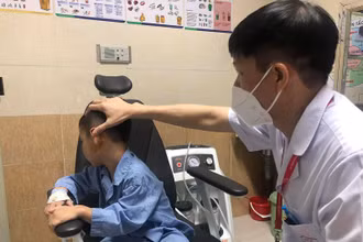 PGS, TS Phạm Tuấn Cảnh khám cho bệnh nhân rò khe mang ở tai.