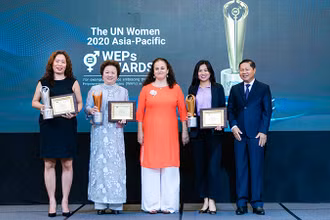 Trao giải WEPs cho các doanh nghiệp Việt Nam (Ảnh: UNWomen).
