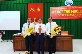 Đồng chí Ngô Chí Cường, Bí thư Tỉnh ủy (giữa) tặng hoa chúc mừng tân Chủ tịch HĐND Kim Ngọc Thái (trái) và tân Chủ tịch UBND Lê Văn Hẳn.