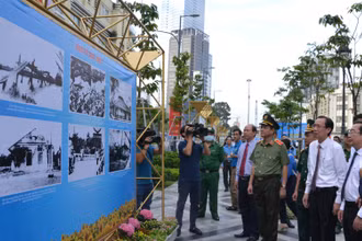 Các đại biểu tham quan triển lãm tại công viên Lam Sơn.