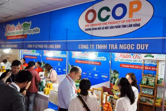 Phiên chợ hội tụ nhiều đặc sản từ các vùng miền trong cả nước.